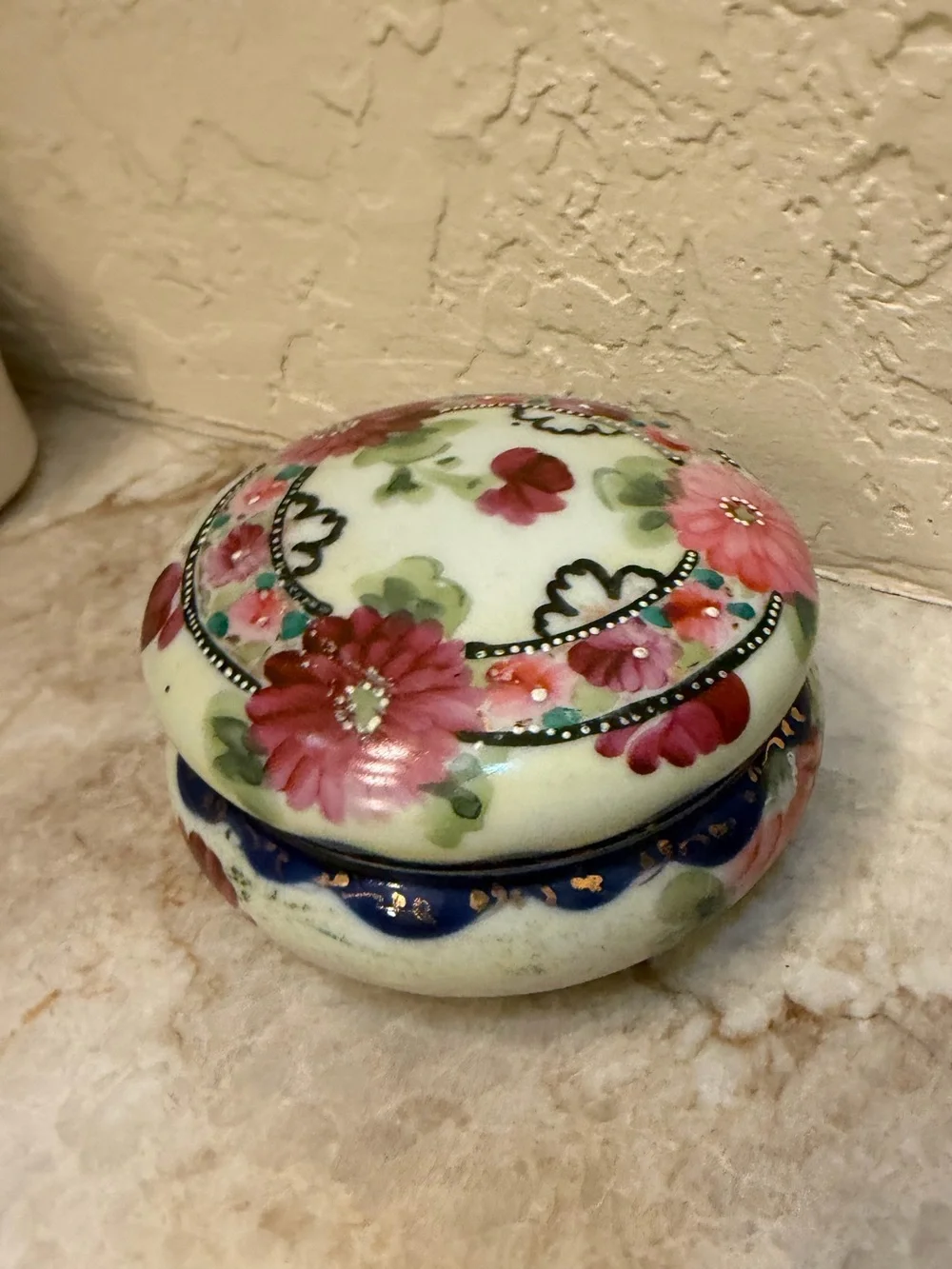 Vintage Antique porcelain handpainted moriage trinket box